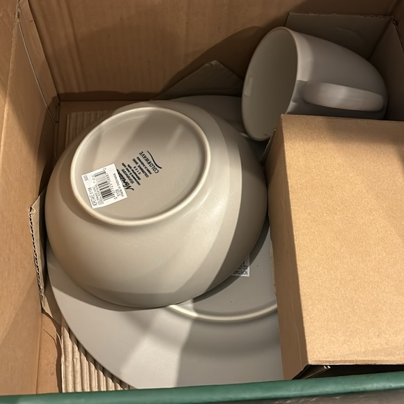 Noritake Colorwave Sand 4-Piece Curve Place Dinnerware Setting in Cream/Sand - Picture 3 of 5